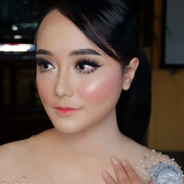 Detail glam makeup dengan complexion halus dan riasan mata tegas