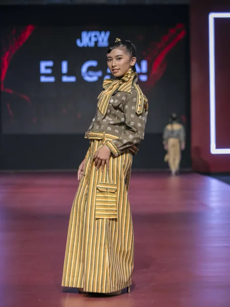 Hasil makeup model fashion show dengan busana Nusantara